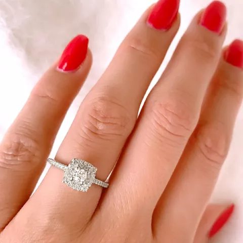 neliskulmainen timantti sormus 14 karaatin valkokultaa 0,21 ct 0,30 ct