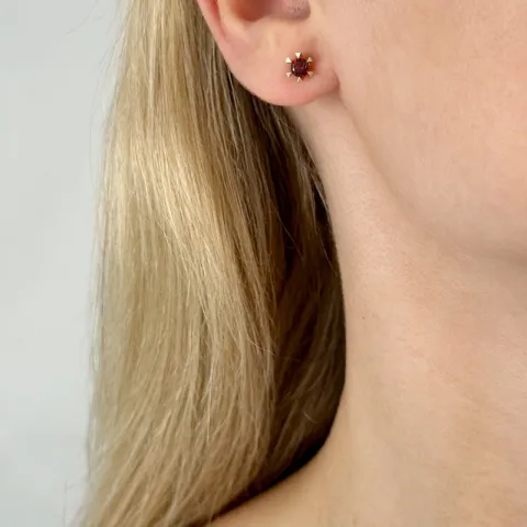 2 x 0,32 ct granaatti solitaire-nappikorvakorut 14 karaatin kultaa kanssa granaatti