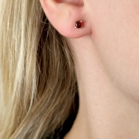 2 x 0,32 ct granaatti solitaire-nappikorvakorut 14 karaatin kultaa kanssa granaatti