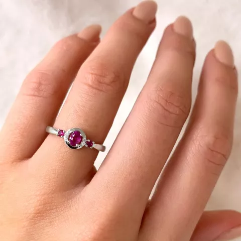 Elegantti rubiini sormus 14 karaatin valkokultaa  0,016 ct