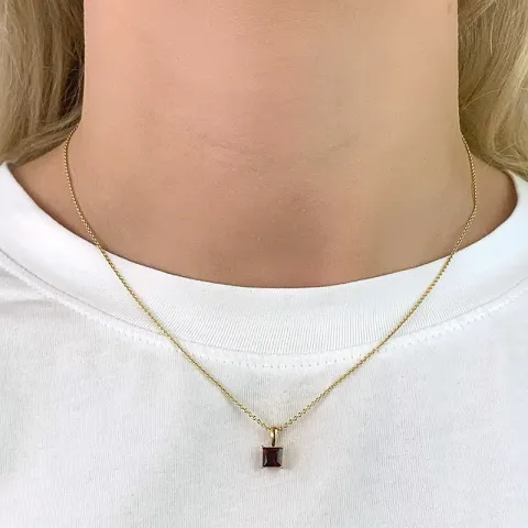 Neliskulmainen riipus  9 karaatin kultaa