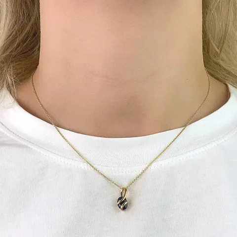 Ovaali riipus  9 karaatin kultaa