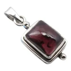 Elegantti neliskulmainen punainen granaatti riipus  oksidoitua sterlinghopeaa