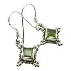 Neliskulmainen peridootti korvarenkaat  oksidoitua sterlinghopeaa
