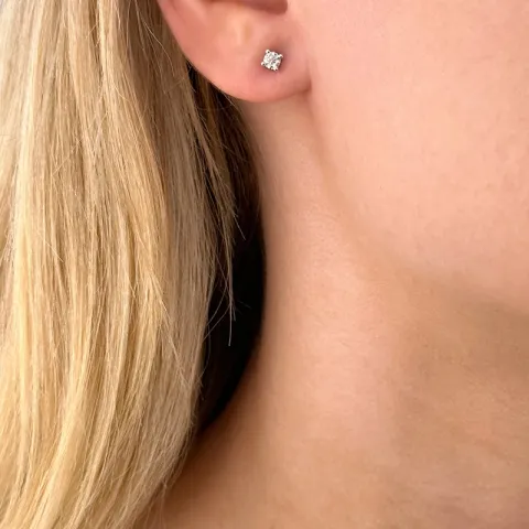 2 x 0,15 ct solitaire-nappikorvakorut 14 karaatin valkokultaa kanssa timantti