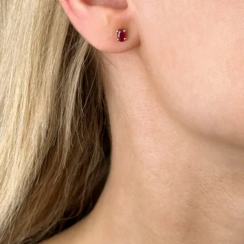 2 x 0,35 ct punaista rubiini nappikorvakorut 14 karaatin kultaa kanssa rubiini
