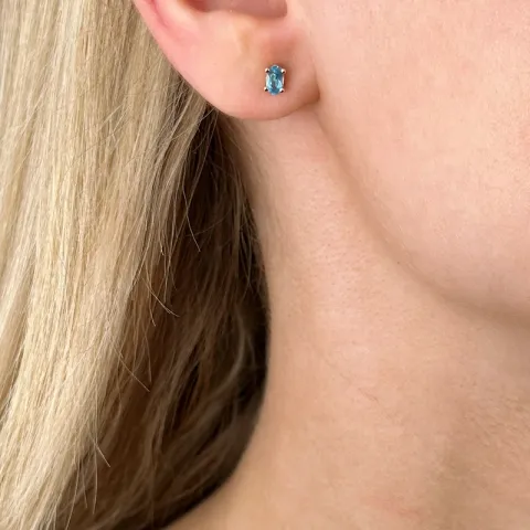 2 x 0,30 ct ovaaleja vaaleansininen topaasi nappikorvakorut 14 karaatin kultaa kanssa topaasi