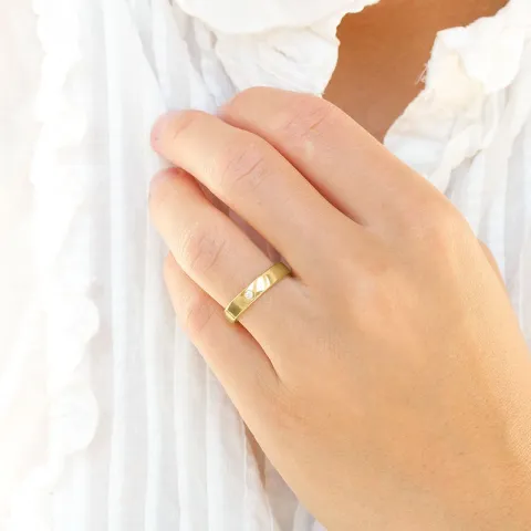 6 ja 4 mm vihkisormusta 9 karaatin kultaa 0,03 ct - setit
