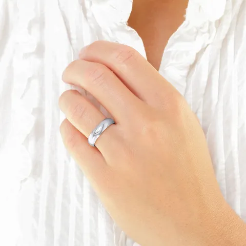 5 ja 4 mm vihkisormusta 14 karaatin valkokultaa 0,03 ct - setit