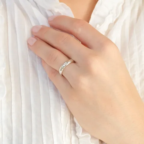 5 ja 4 mm vihkisormusta 14 karaatin valkokultaa 0,03 ct - setit