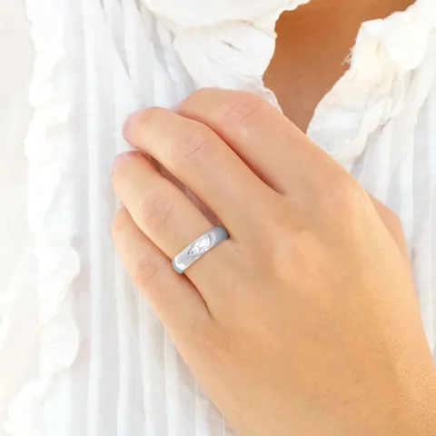 5 mm vihkisormusta 9 karaatin valkokultaa 0,03 ct - setit