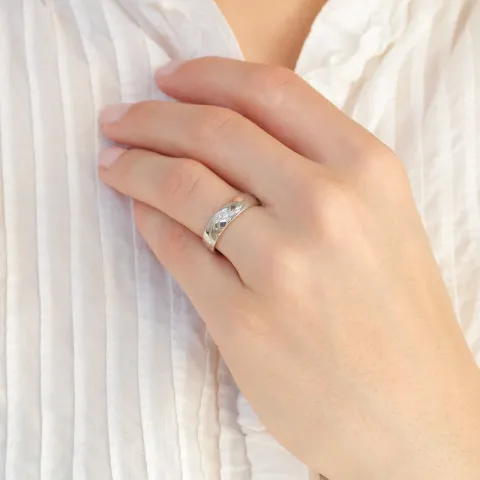 5 mm vihkisormus 9 karaatin valkokultaa 0,008 ct ja 0,02 ct