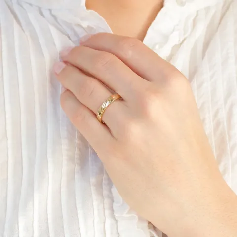 4 mm vihkisormusta 14 karaatin kultaa 0,008 ct ja 0,015 ct - setit