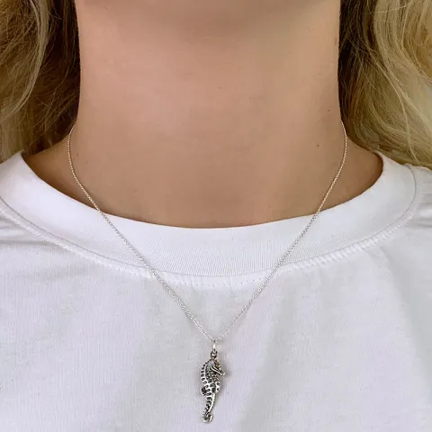 Pitkä merihevonen riipus  hopeaa