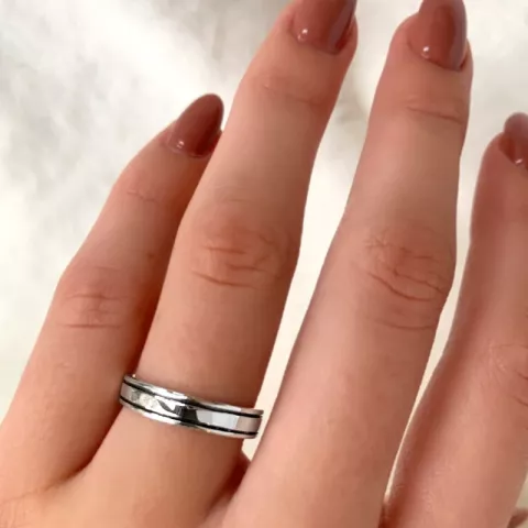 Yksinkertainen sormus hopeaa