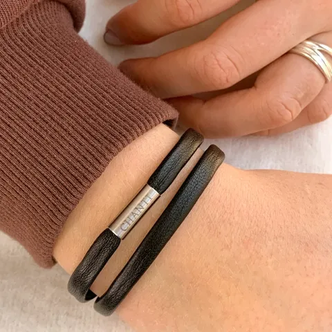 Litteä musta nahasta rannekoru teräs x 6 mm