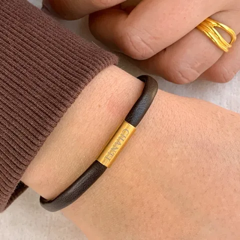 Litteä ruskea rannekoru nahkaa, jossa on kullattua terästä x 6 mm