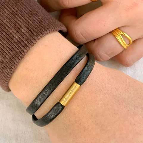 Litteä ruskea rannekoru nahkaa, jossa on kullattua terästä x 6 mm