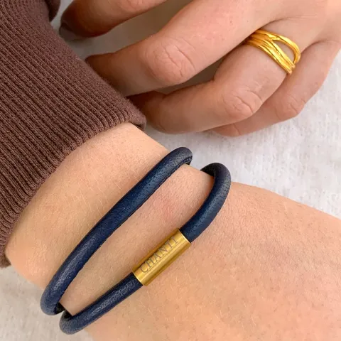 Litteä musta rannekoru nahkaa, jossa on kullattua terästä x 6 mm