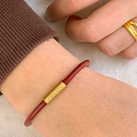 Pyöreä punainen magneettirannekoru nahkaa, jossa on kullattua terästä x 4 mm