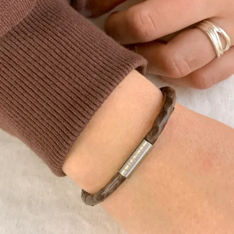 Pyöreä ruskea käärmerannekoru nahkaa, jossa on terästä laas x 4 mm