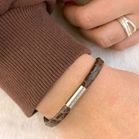 Litteä ruskea käärmerannekoru nahkaa, jossa on terästä laas x 6 mm