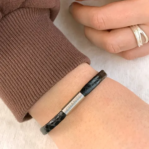 Litteä musta käärmerannekoru nahkaa, jossa on terästä laas x 6 mm