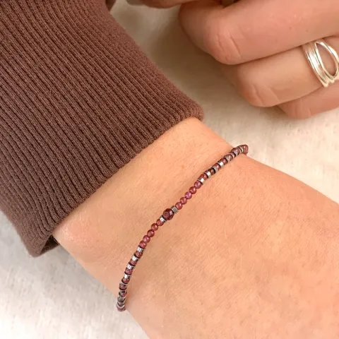 rannekoru granaatti ja hematite.