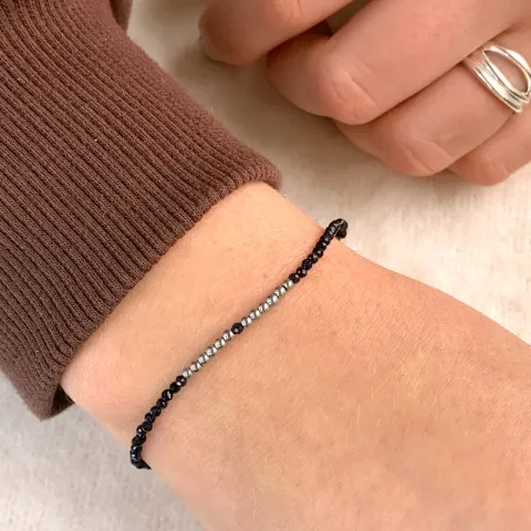 tummansininen, metallinen rannekoru kivi ja hematite.