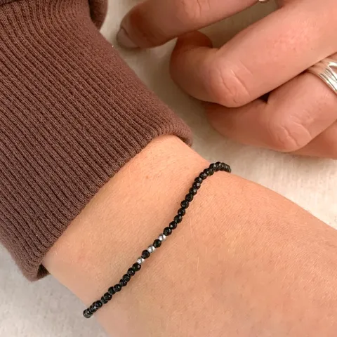 kivi rannekoru onyx-kiveä ja 3 hematite.