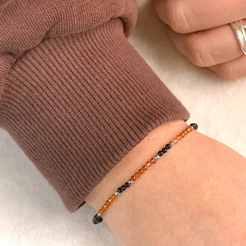 Kivi rannekoru onyx-kiveä ja granaatti ja hematite.