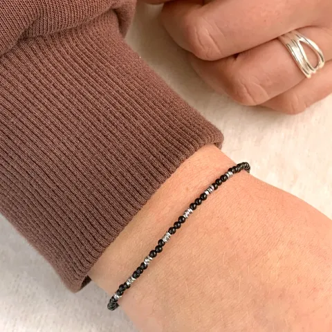 musta rannekoru onyx-kiveä ja hematite.