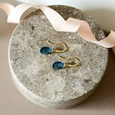 korvarenkaat 9 karaatin kultaa kanssa tummansininen kristalli