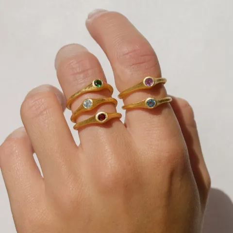 punainen kristalli sormus kullattua hopeaa - Loom Stones