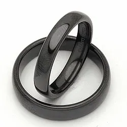 Vihkisormusta musta teräs