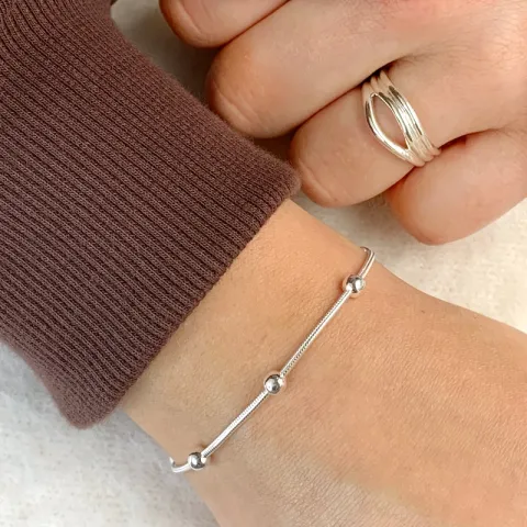 kuularannekoru hopeaa  x 4,1 mm