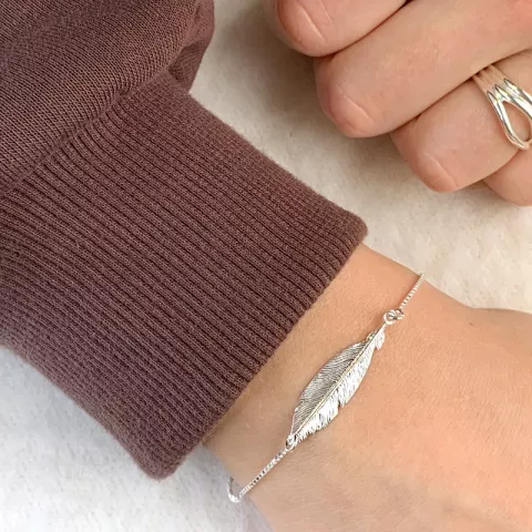 Yksinkertainen höyhen rannekoru  hopeaa