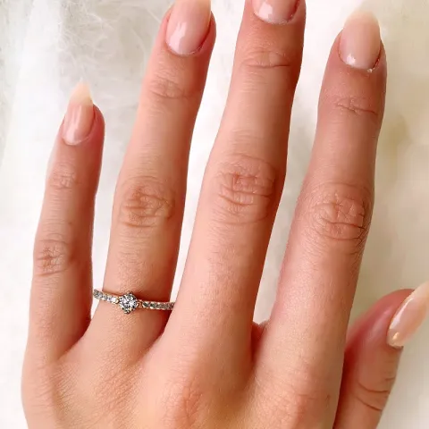 Kapea sormus roosanväristä hopeaa