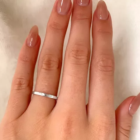 Simple Rings sormus hopeaa