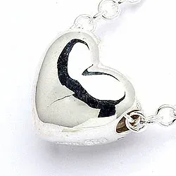 sydän riipus jossa on ketju hopeaa