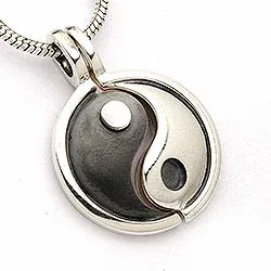Yin Yang riipus oksidoitua sterlinghopeaa
