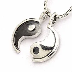 Yin Yang riipus oksidoitua sterlinghopeaa