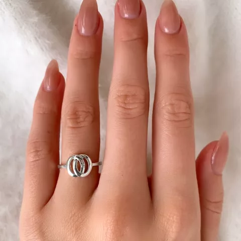 Elegantti sormus hopeaa
