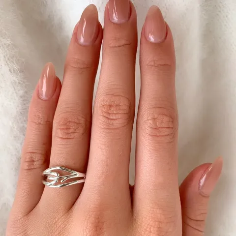 Kiiltävä sormus hopeaa