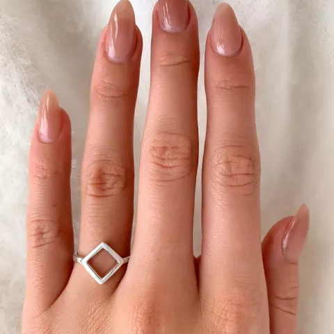 Neliskulmainen sormus hopeaa