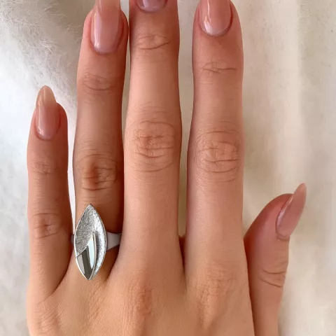Veistoksellinen strukturoitu sormus hopeaa