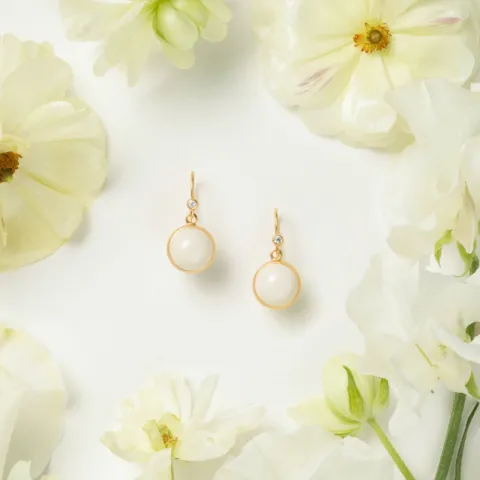 Julie Sandlau Prime Ivory korvarenkaat  kullattua hopeaa valkoinen kristalli