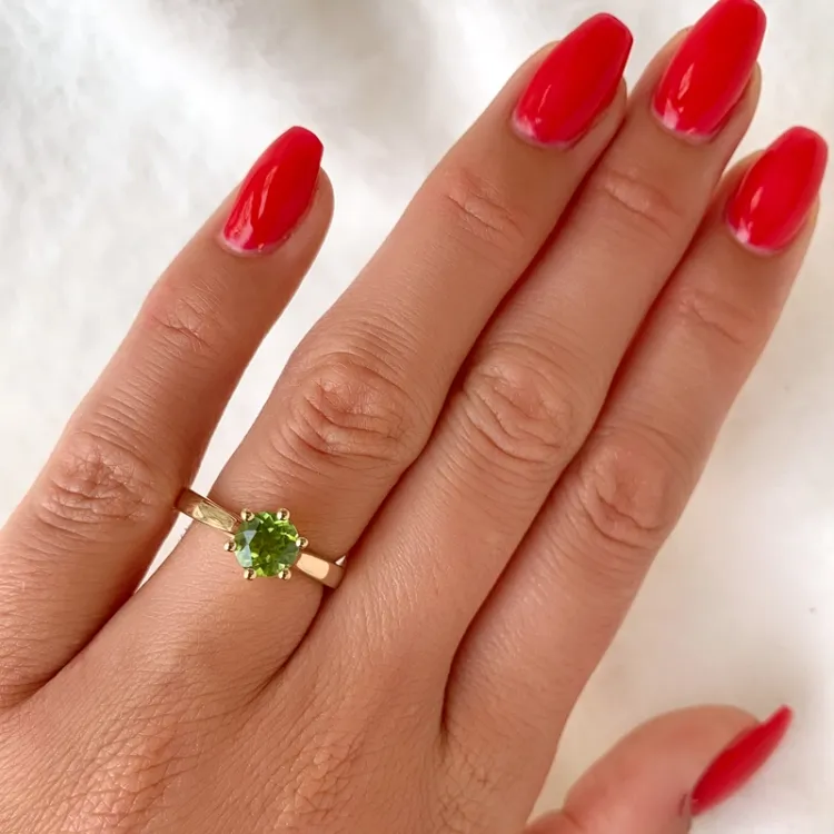 vihreä peridootti solitaire-sormus 14 karaatin kultaa 1,27 ct