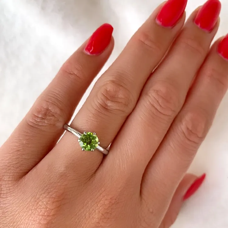 vihreä peridootti solitaire-sormus 14 karaatin valkokultaa 1,27 ct