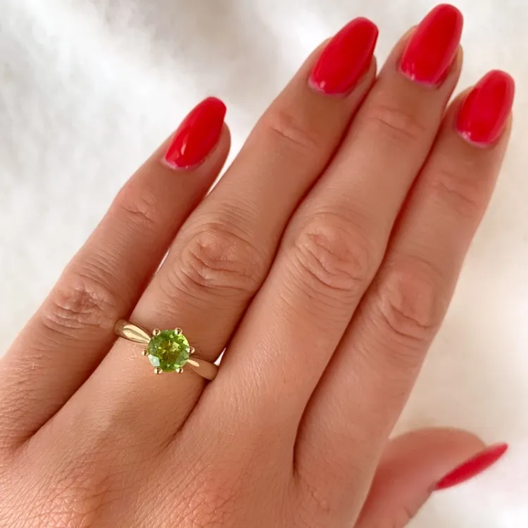 vihreä peridootti solitaire-sormus 14 karaatin kultaa 1,27 ct